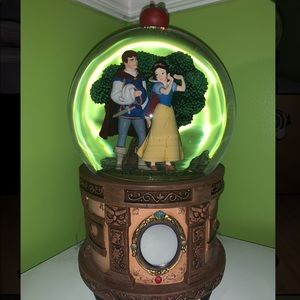 Disney Snow White and the Seven Dwarfs Snow Globe